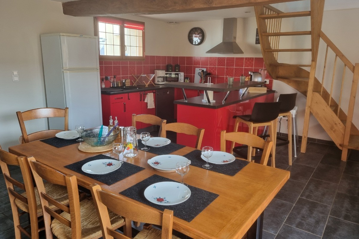 Salle à manger et coin repas avec 2 tabourets, chaise haute pour bébé, 1 transat mobile