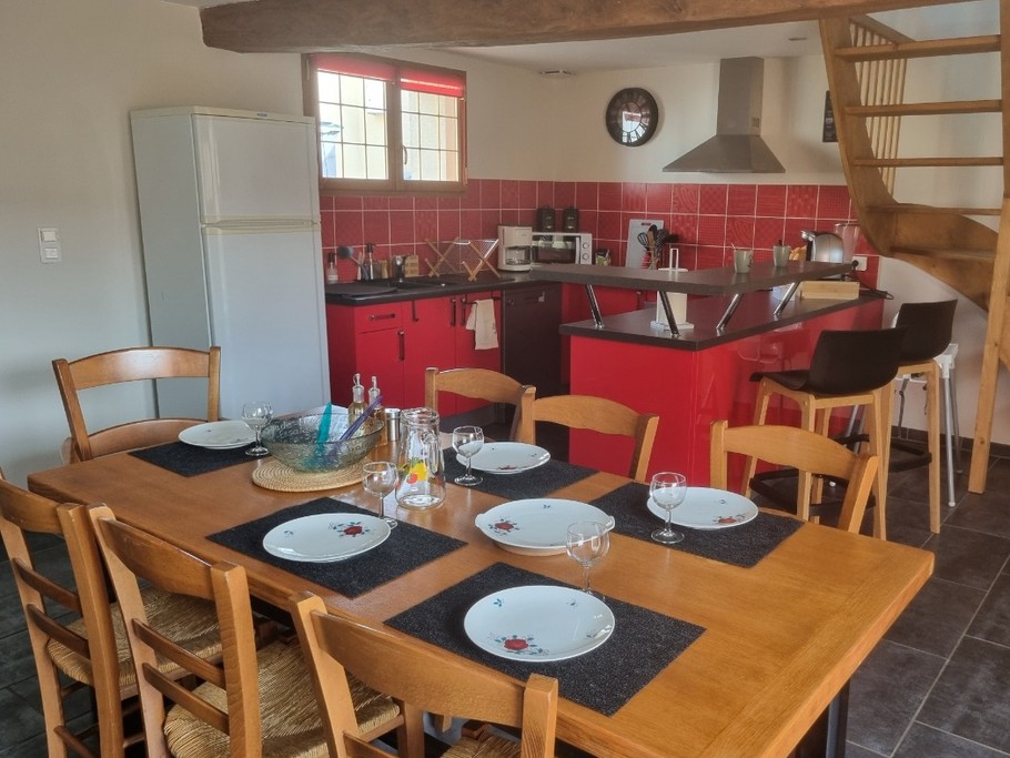 Salle à manger et coin repas avec 2 tabourets, chaise haute pour bébé, 1 transat mobile