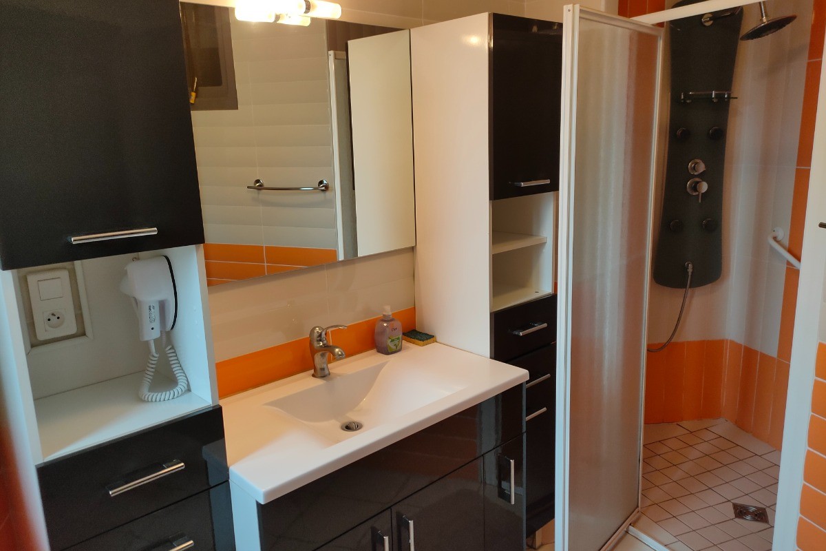 Salle d'eau RdC avec grande douche à l'italienne