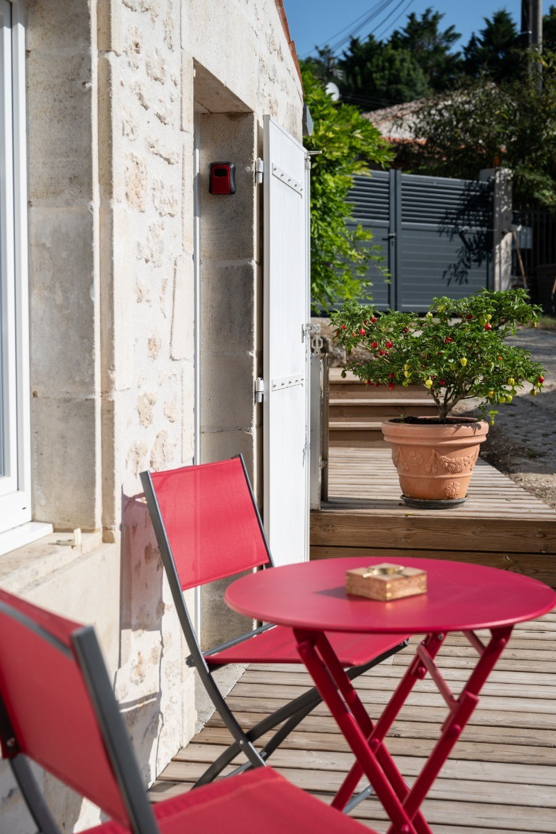 La terrasse du gîte Le Tilleul domaine Les Côteaux de Pilauzin, près du Château de La Roche Courbon en Charente maritime