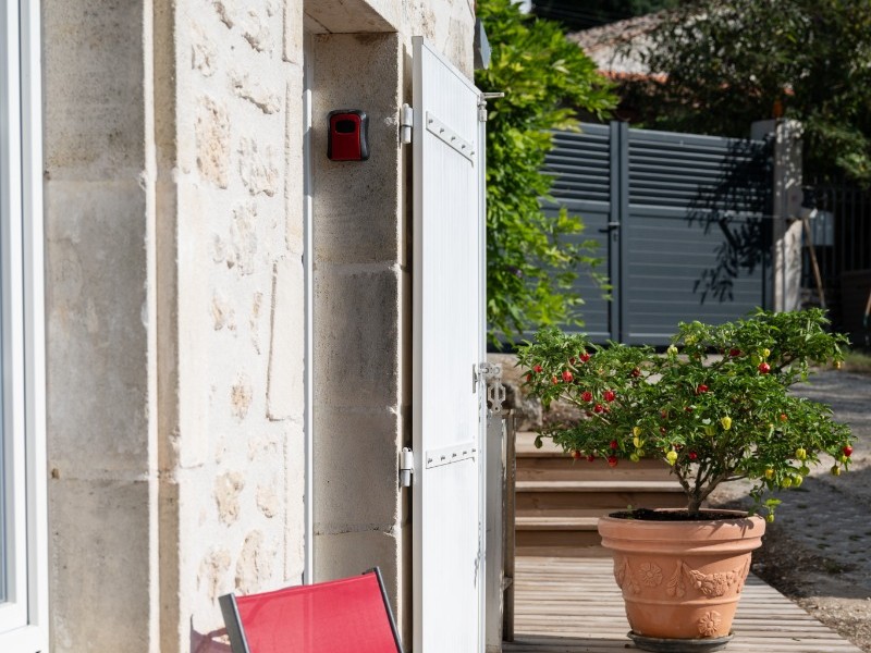 La terrasse du gîte Le Tilleul domaine Les Côteaux de Pilauzin, près du Château de La Roche Courbon en Charente maritime
