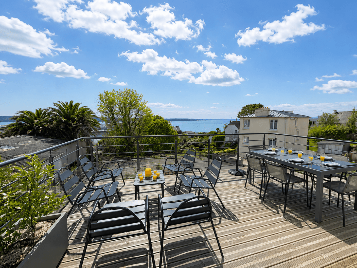 a large 15 m² balcony-terrace with a view of Brest harbour