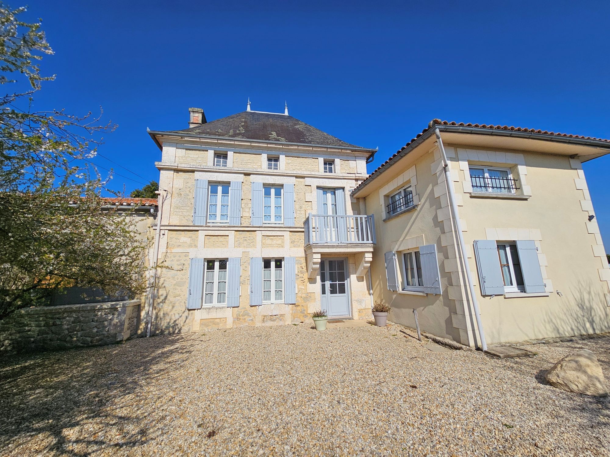 La façade avec l'entrée du gîte Murmures de La Poussonne