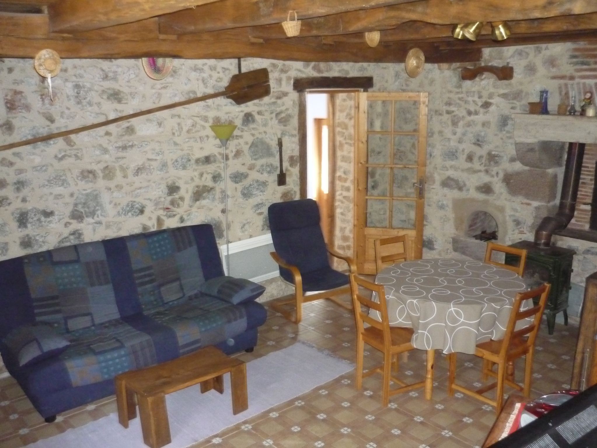 La pièce principale du Gîte de l'Age pour 4 personnes près de 3 étangs de pêche et des chemins de randonnées, près de La Vienne à MILLAC