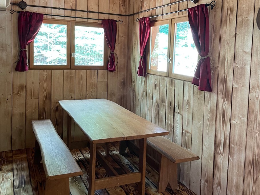 Espace repas - Cabane du Shériff - Lac de Pierre Percée