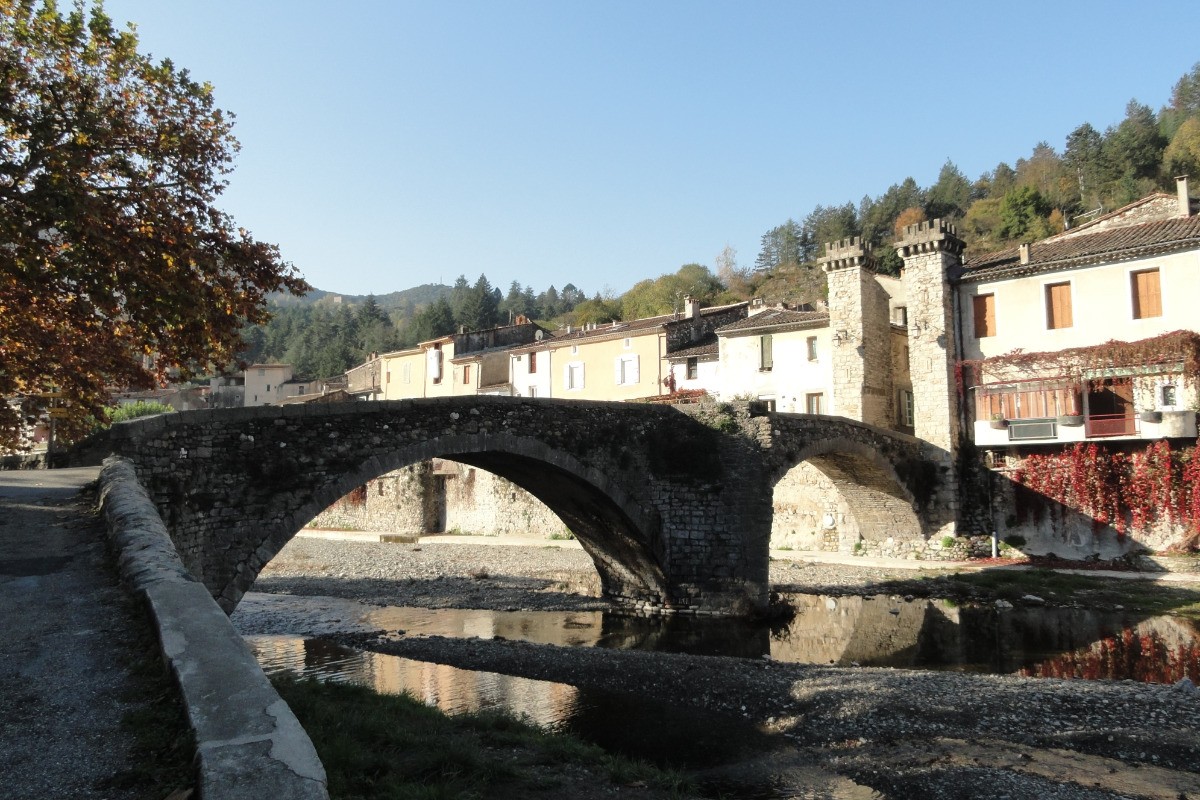 SUMENE - Pont, porte d'accès au coeur  du village et tours 12eme SIECLE  sur la rivière du Rieutord -