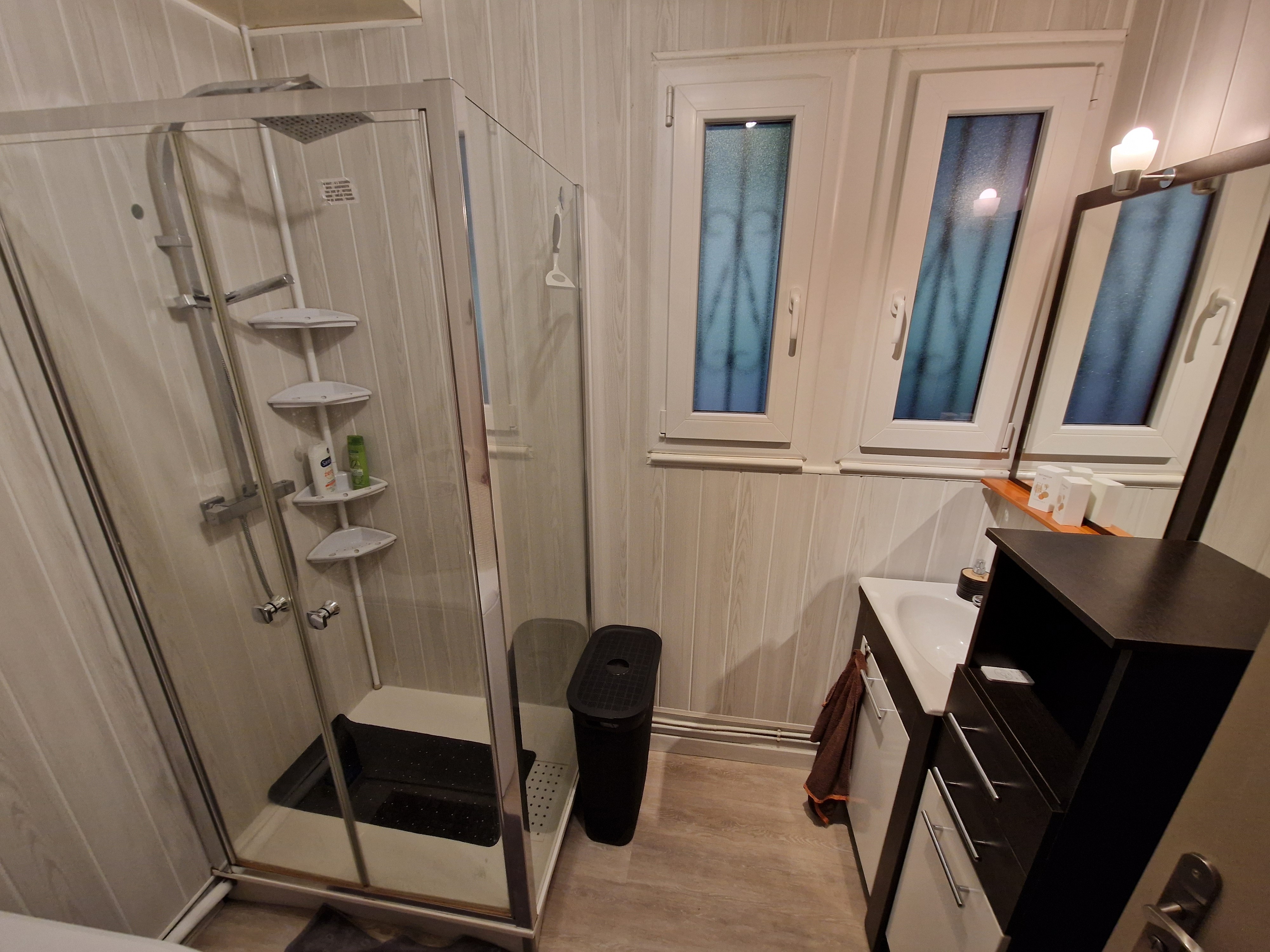 Salle d'eau avec douche et lave-linge - Chalet des Noisetiers