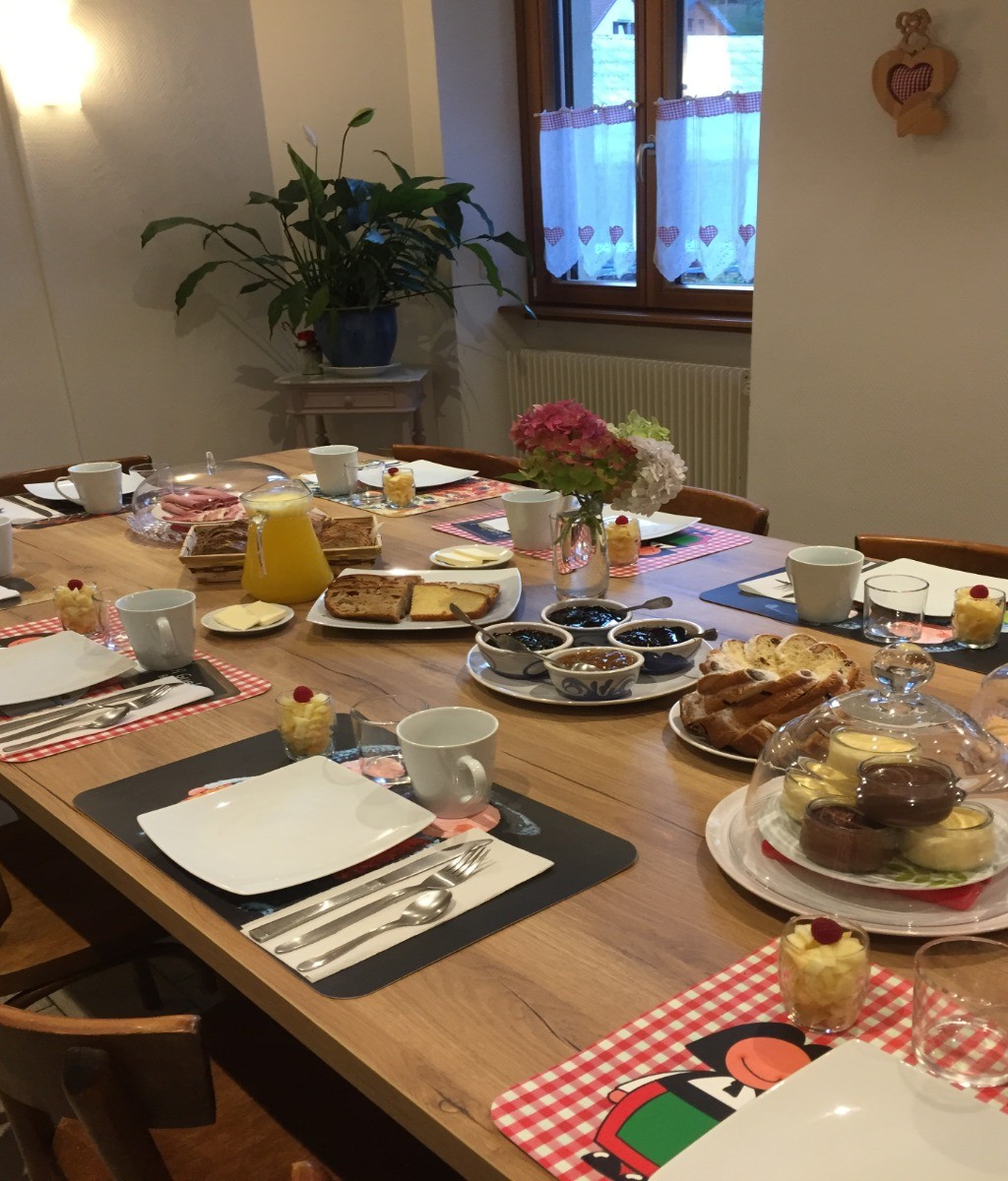 le petit-déjeuner dans notre salle à manger