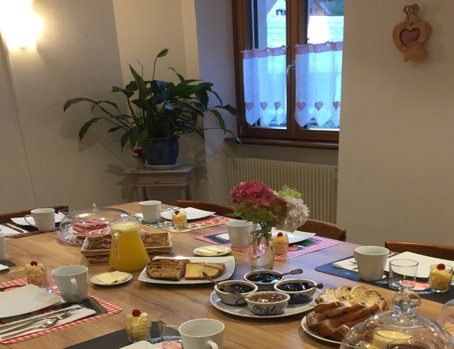 le petit-déjeuner dans notre salle à manger