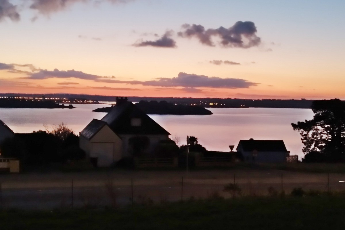 Vue sur la mer au coucher du soleil de la maison