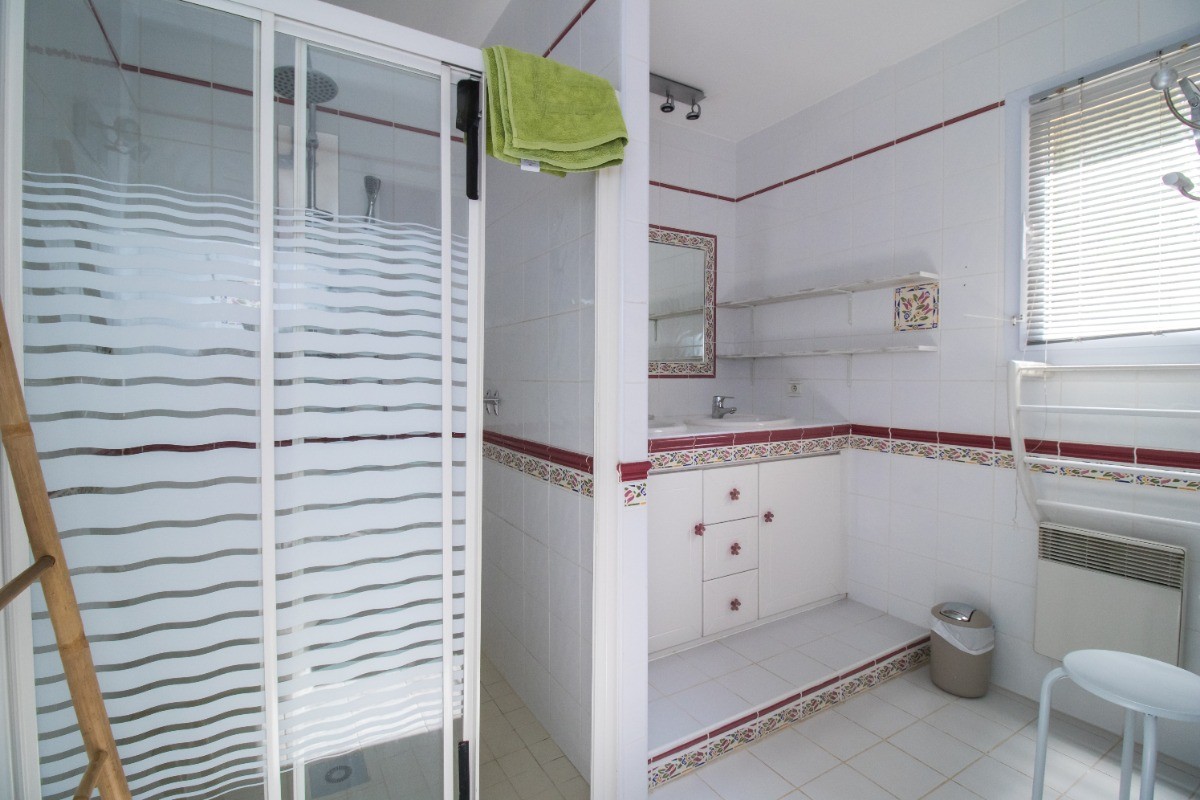 Salle de bain de la chambre 1 avec douche et wc