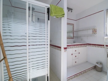 Salle de bain de la chambre 1 avec douche et wc