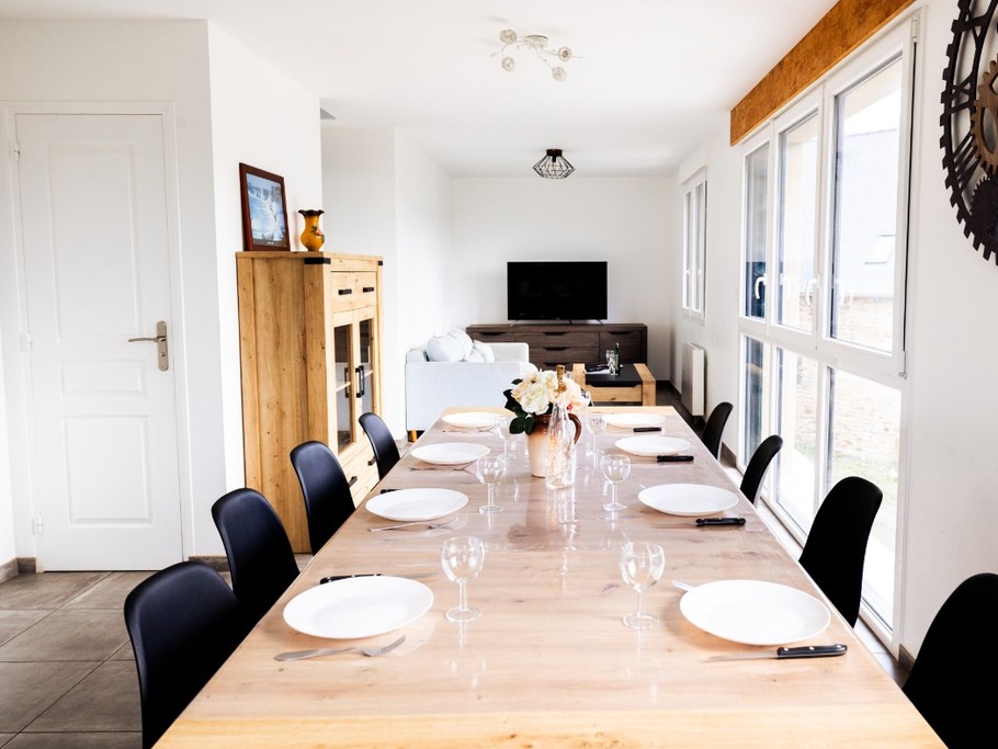 Cuisine entièrement équipée, coin salon et coin séjour avec table à manger