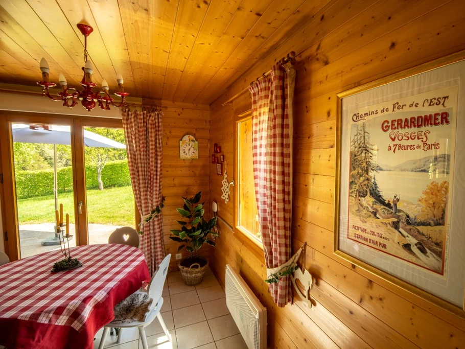 Cuisine et accès terrasse extérieure..