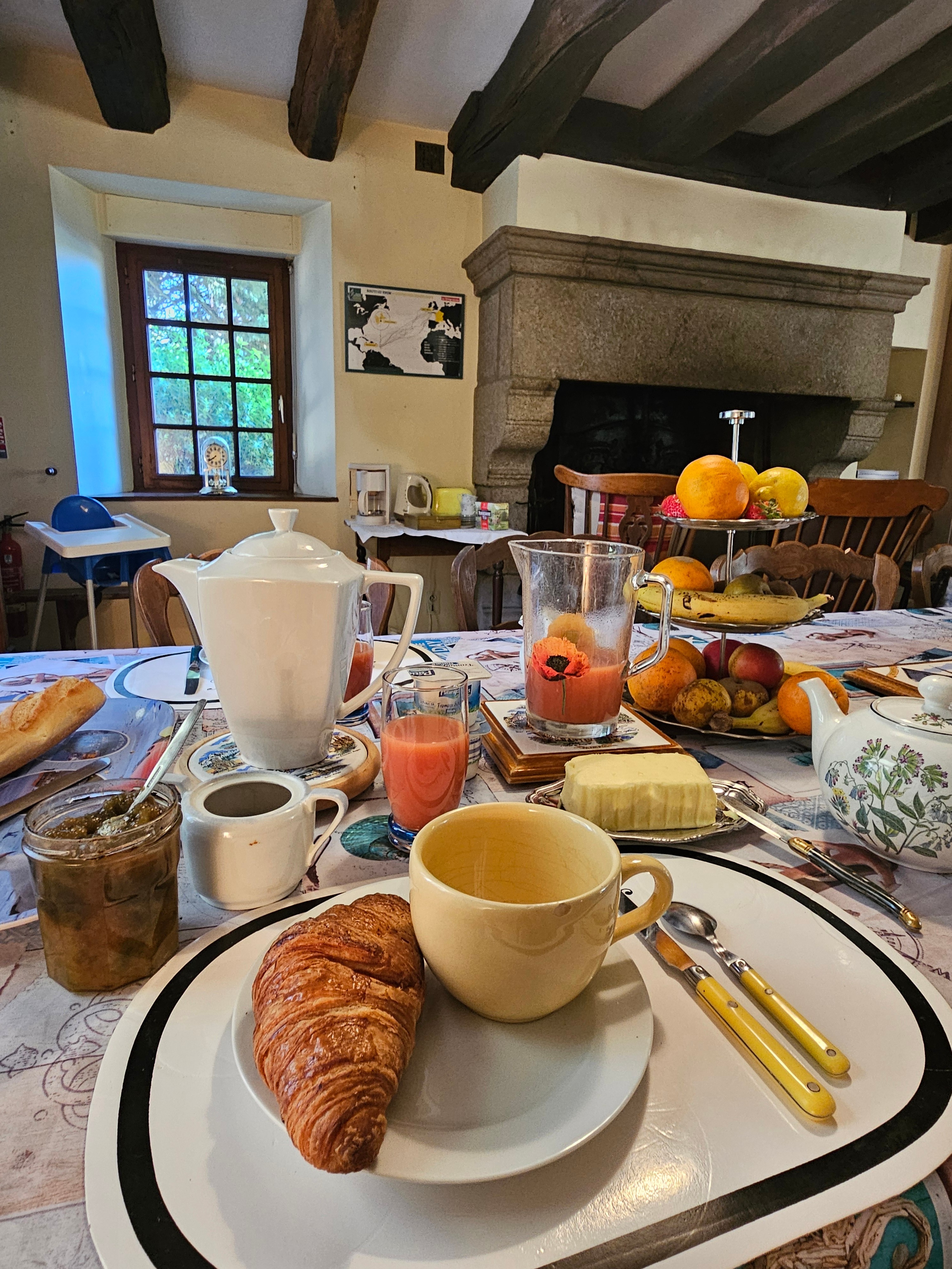 La salle des petits-déjeuners. Une cafetière et une bouilloire sont aussi à votre disposition tout au long de la journée.