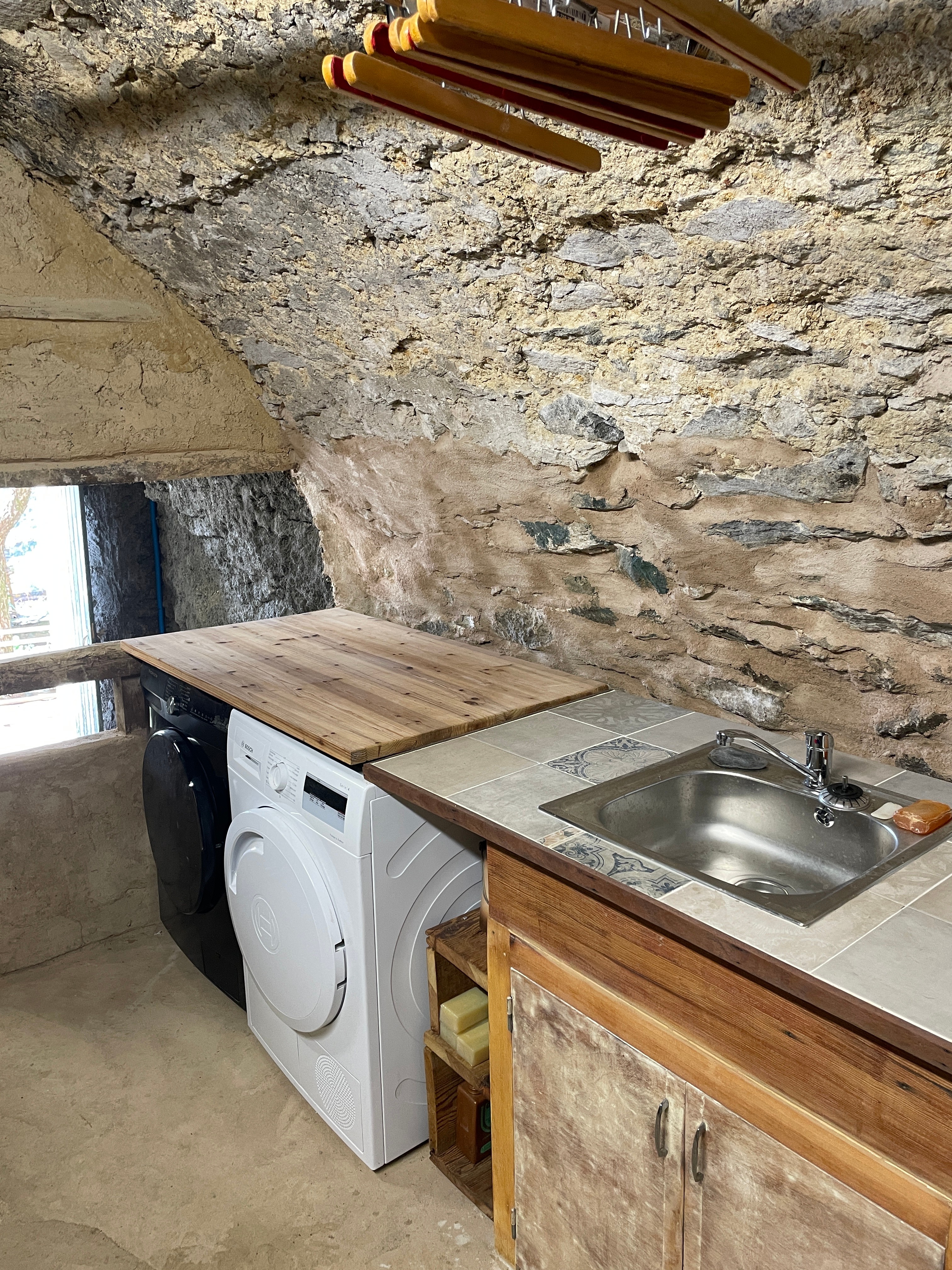 Buanderie avec sèche linge