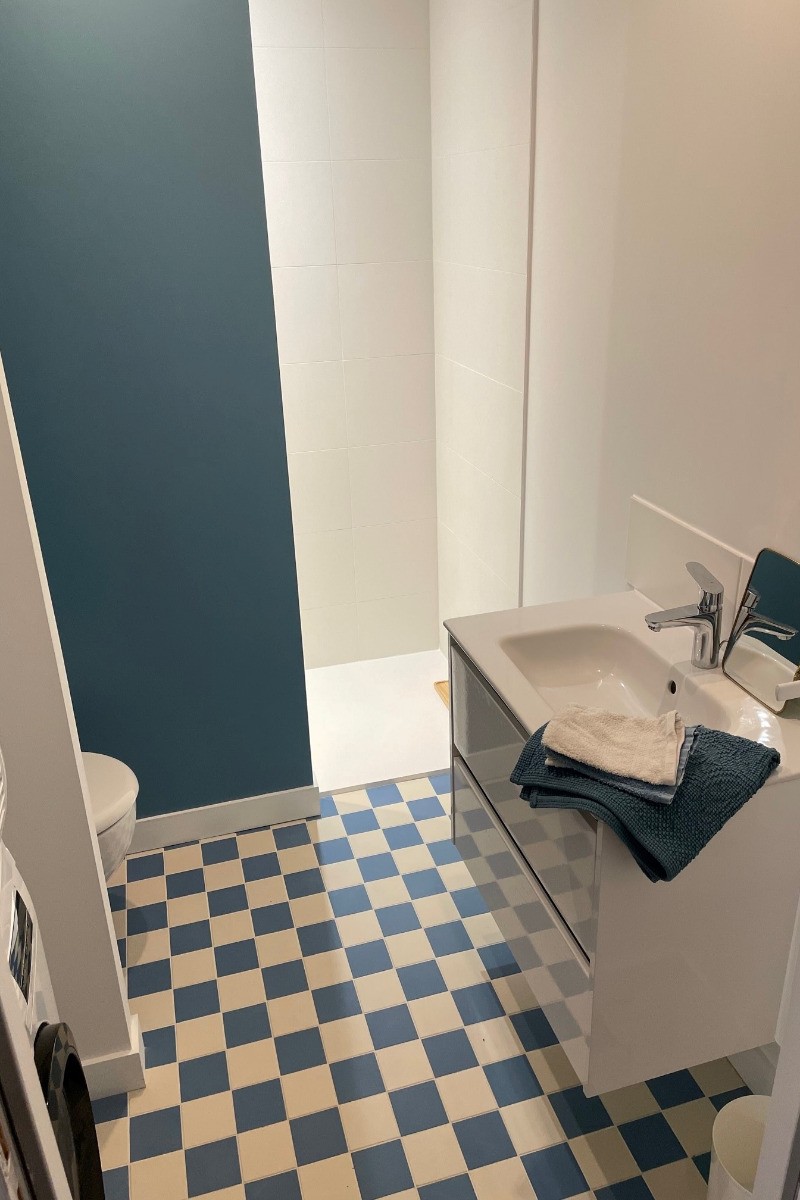 Salle de douche avec WC et lave-linge et sèche-linge