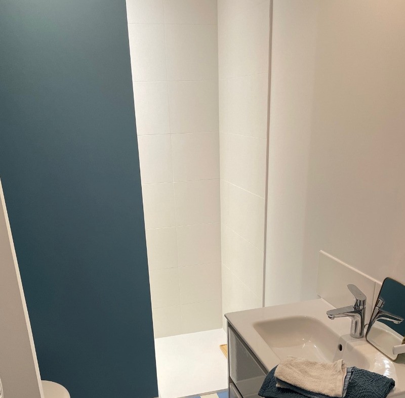 Salle de douche avec WC et lave-linge et sèche-linge