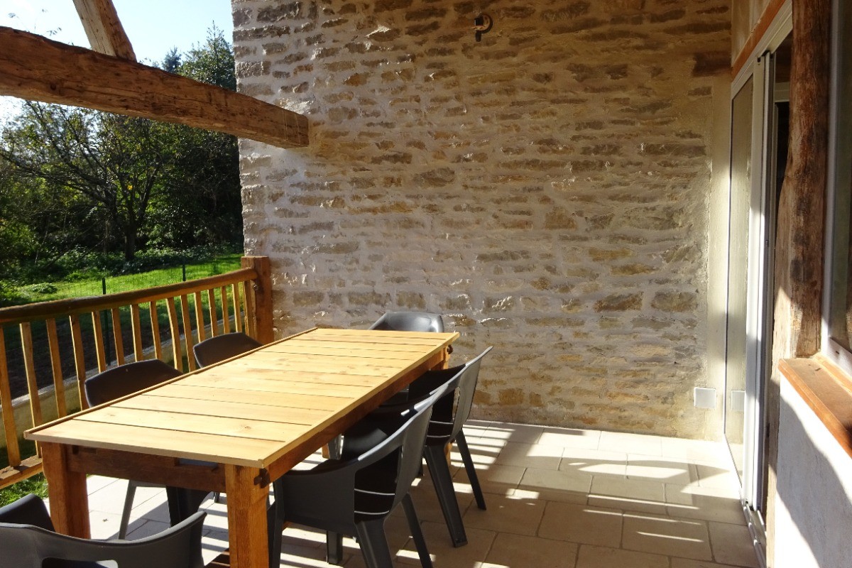 Gîte dans le Jura Chez Léon - terrasse couverte