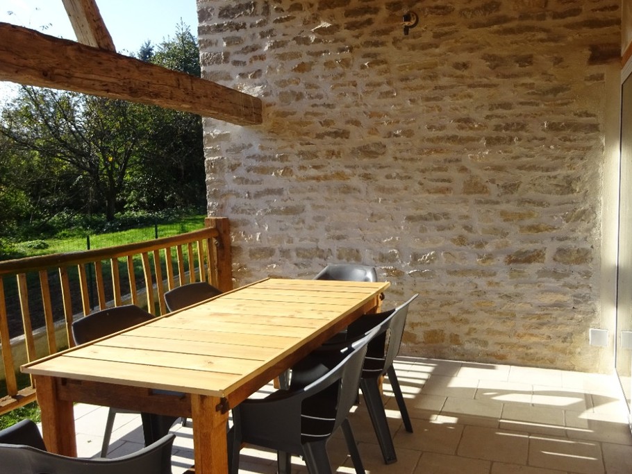 Gîte dans le Jura Chez Léon - terrasse couverte