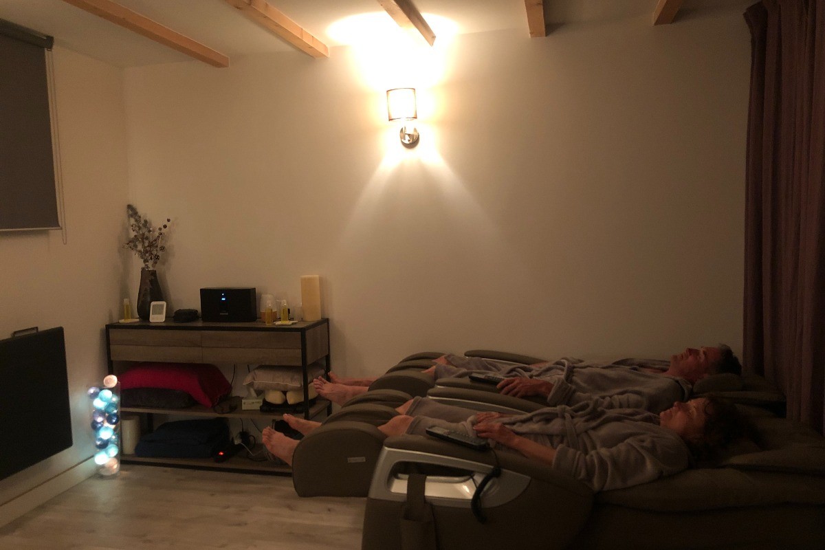 Commencez votre relaxation en vous installant confortablement dans nos 2 fauteuils de massage. SPA "O bien-être massage" Le spa est privatisé pour vous