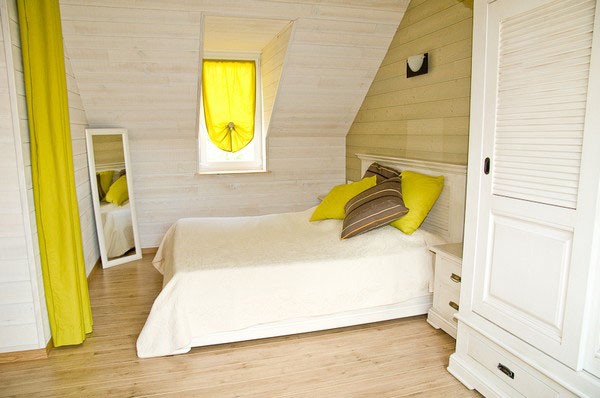 chambre en mezzanine avec lit en 160 fermée par rideaux