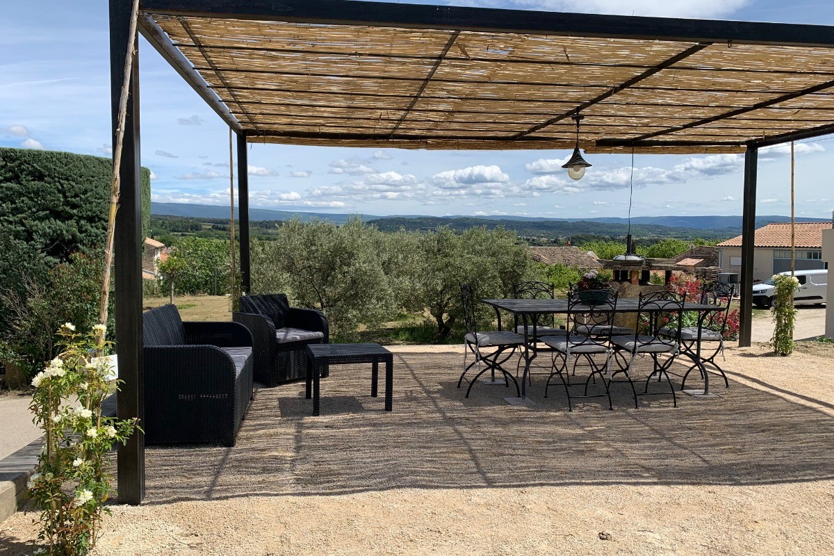 salon et table de jardin extérieure