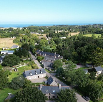 VUE LONGERE AVEC LE VILLAGE DE PLEVENON ET LA MER AU LOIN