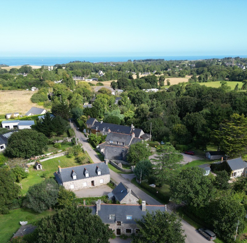 VUE LONGERE AVEC LE VILLAGE DE PLEVENON ET LA MER AU LOIN
