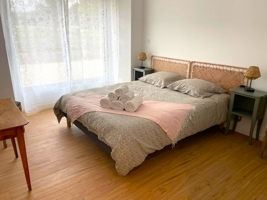 Chambre 1 au RDC de plain pied avec lit 160 cm et rangements. Salle d'eau communicante. WC séparé.