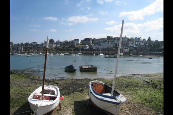 le port de Loguivy de la Mer (Ty ar Portz à droite du mat blanc)