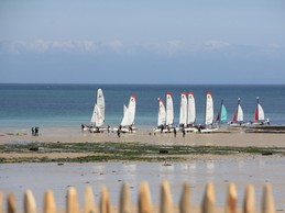 Du jardin et de la terrasse, vue sur départ du club de voile. Club à consulter très dynamique et location de matériel toute l'année.