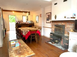 Pièce de vie ouverte sur cuisine