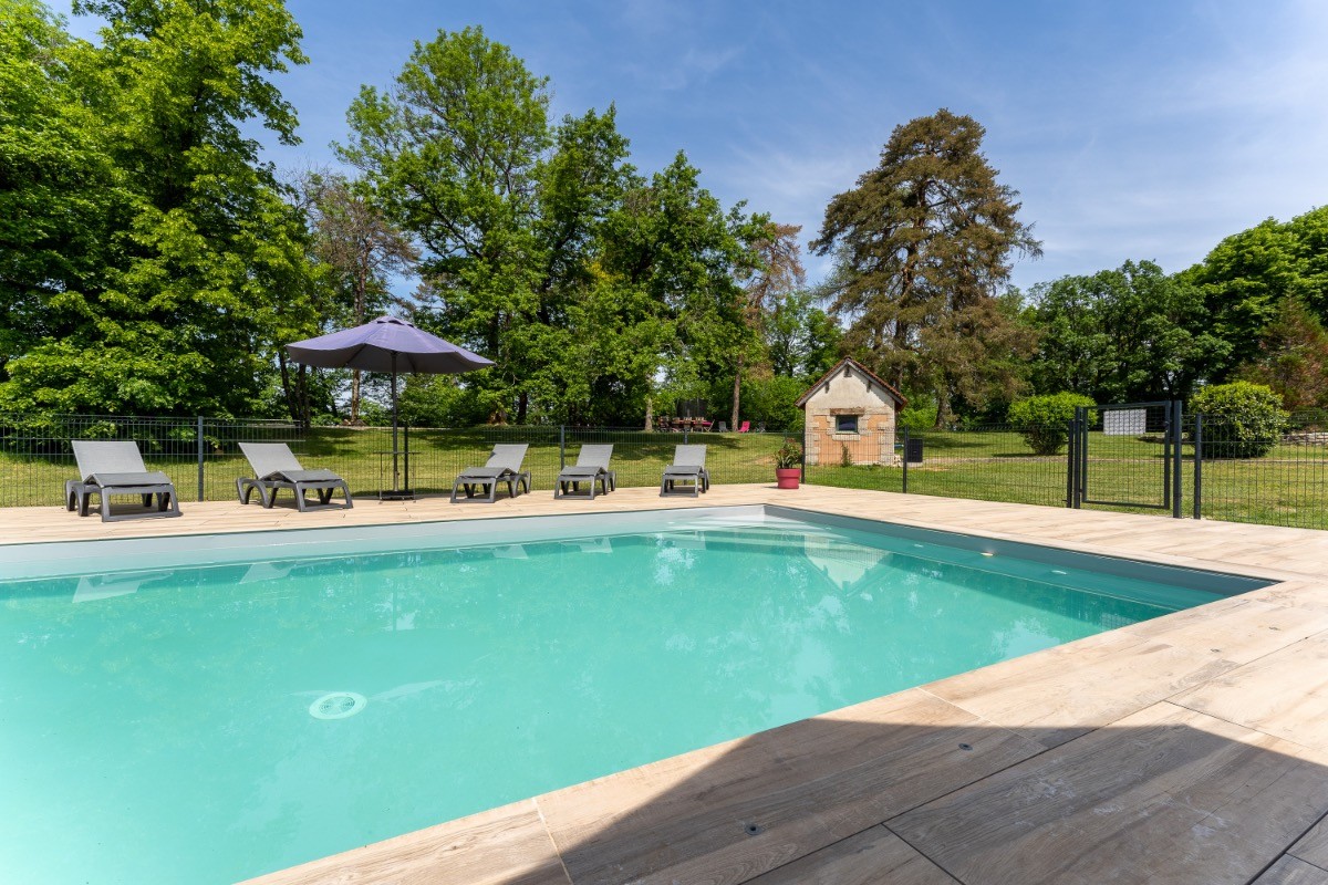 Espace piscine, bains de soleil...