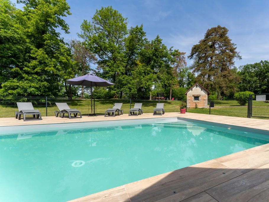Espace piscine, bains de soleil...