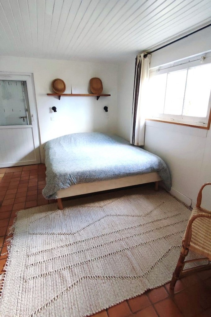 Chambre suite parentale à l'étage (lit 180 cm ou 2 lits 90 cm), avec bureau et salle d'eau attenante (douche grande dimension). 
Crédits photo :  Mégane ARNAL