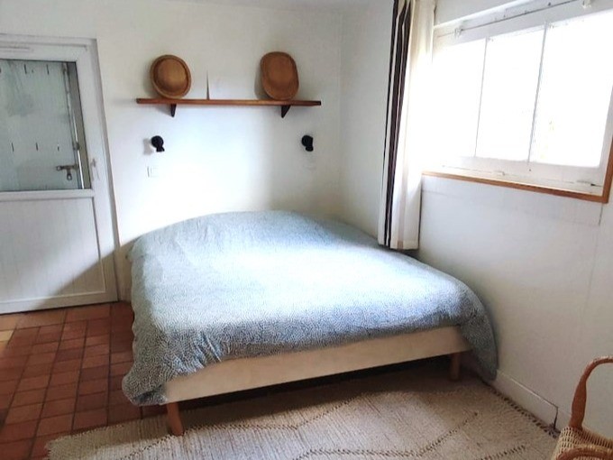 Chambre suite parentale à l'étage (lit 180 cm ou 2 lits 90 cm), avec bureau et salle d'eau attenante (douche grande dimension).
Crédits photo : Mégane ARNAL