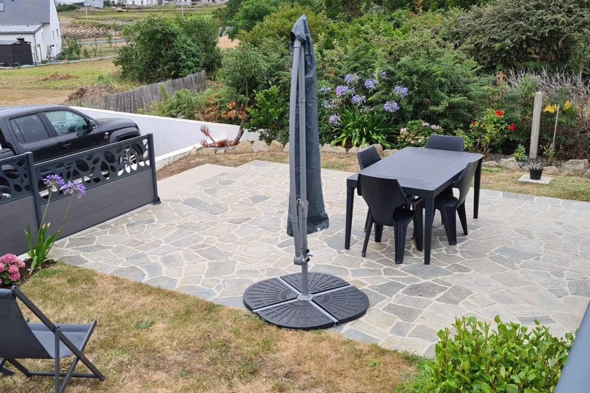 Coin terrasse avec son salon de jardin, parasol et chilienne ... place à la détente