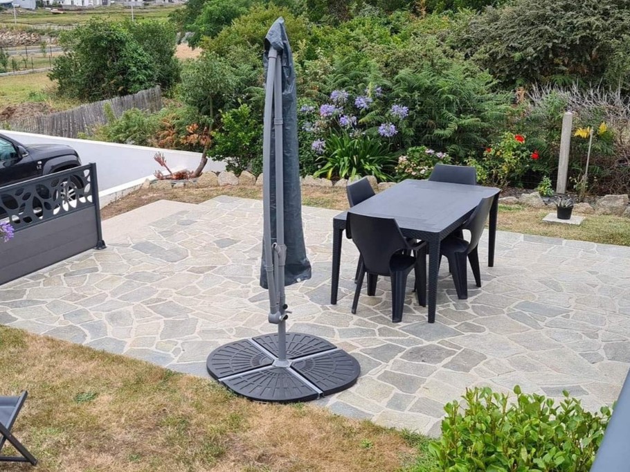 Coin terrasse avec son salon de jardin, parasol et chilienne ... place à la détente