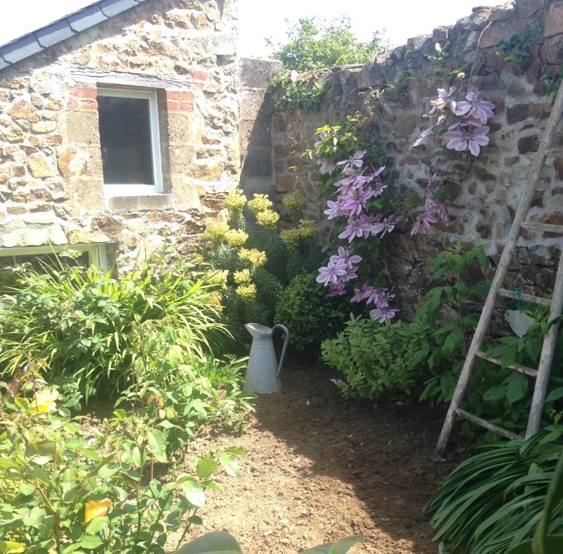 Jardinet proche de la véranda.