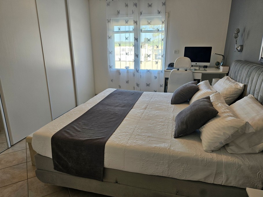 180 x 200 bed with a desk and a computer