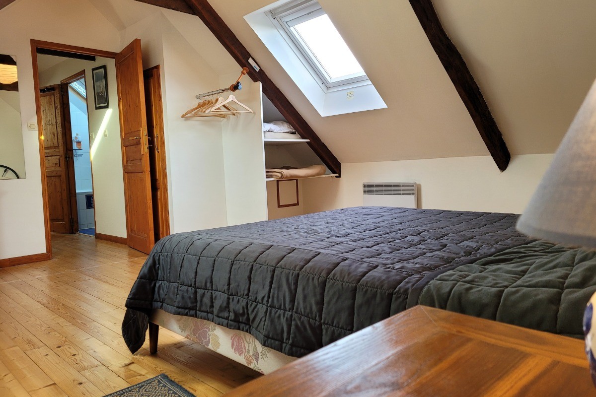 LE BLEIZ Yvon, location "Vue panoramique" située à Paimpol, chambre de l'étage lit double