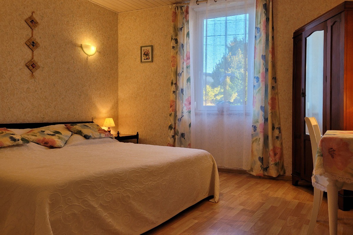 Guezou, Location à Plouha, Clévacances, chambre du RDC lit double, espace bureau et armoire