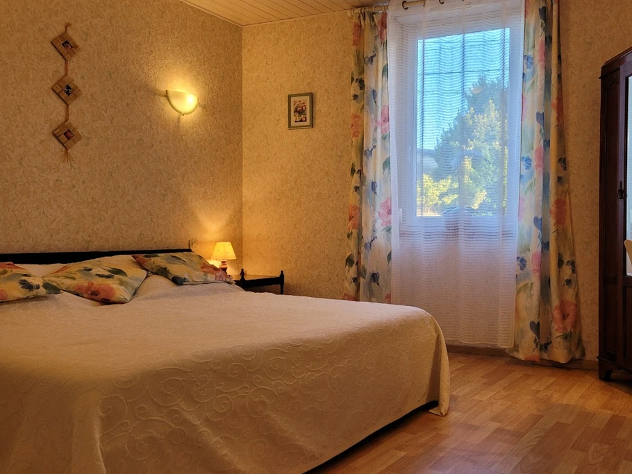 Guezou, Location à Plouha, Clévacances, chambre du RDC lit double, espace bureau et armoire