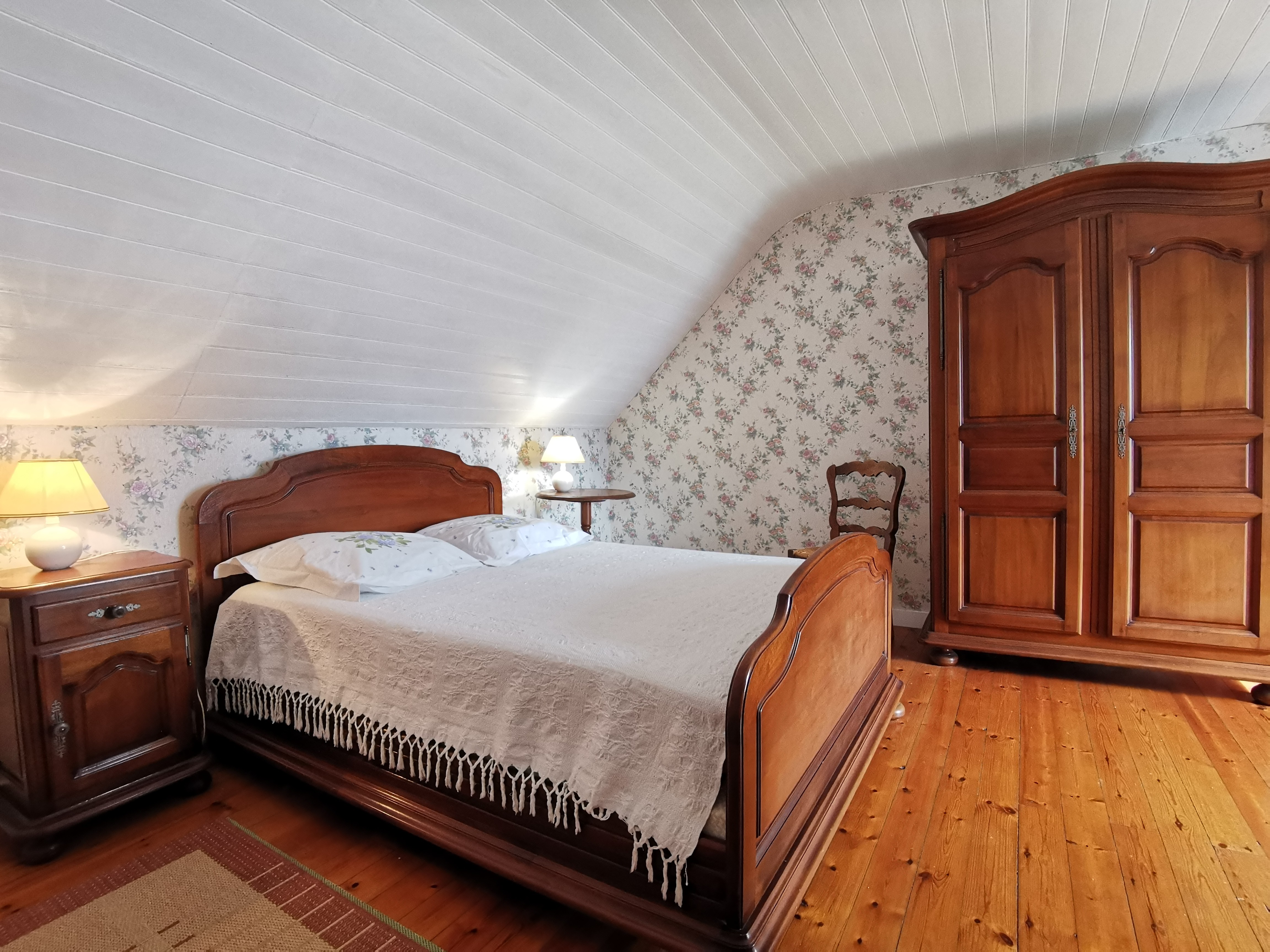 Etage: Chambre avec lit 140