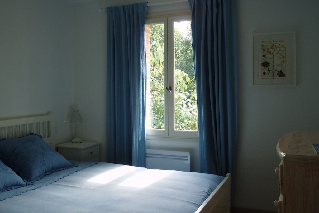 La chambre Pastel est ombragée par le tilleul