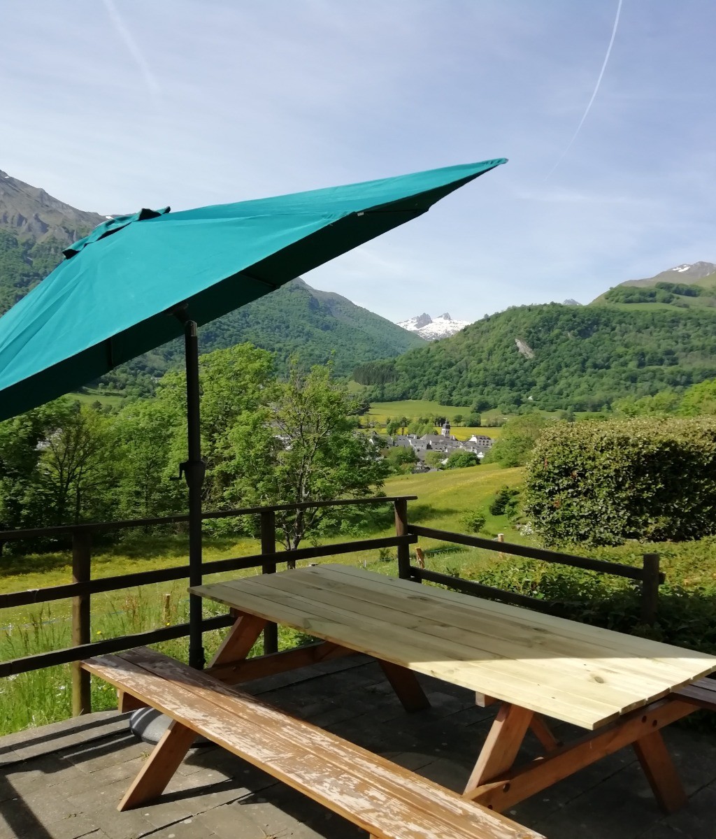 Terrasse côté sud, avec vue sur le village, en été.