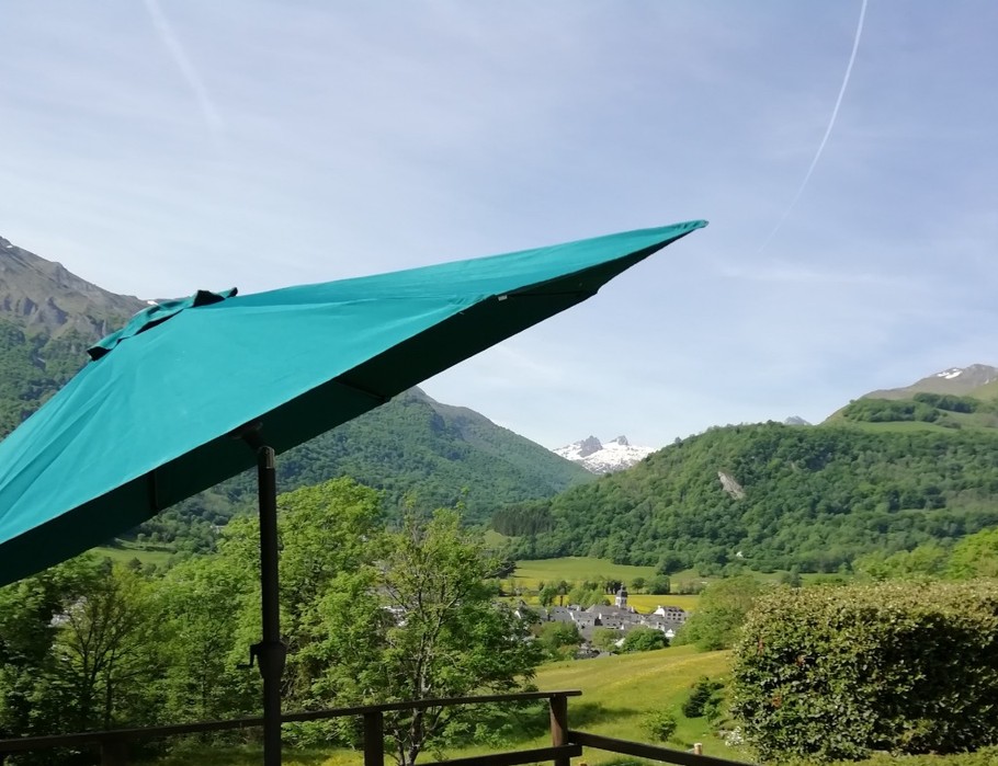 Terrasse côté sud, avec vue sur le village, en été.