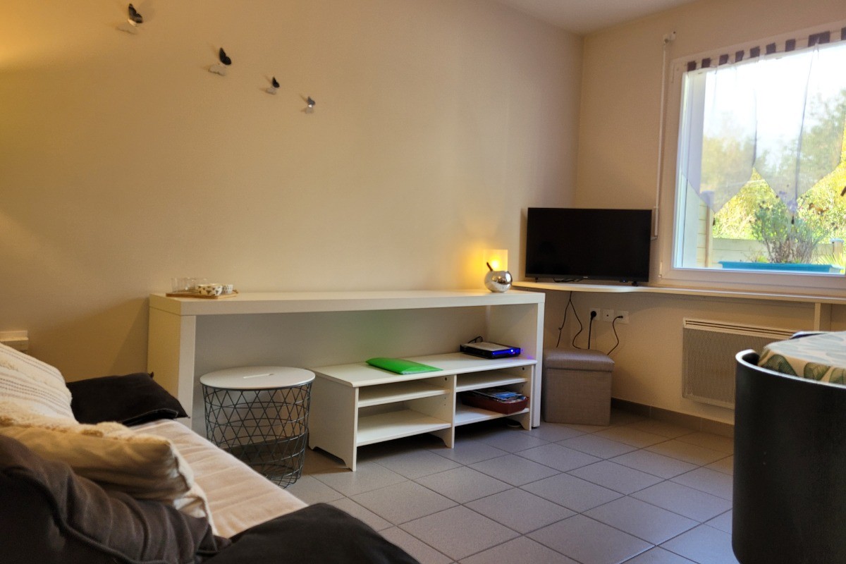 LABARRE, location, Clévacances, Paimpol, la pièce de vie avec espace salon, table à manger, et cuisine aménagée