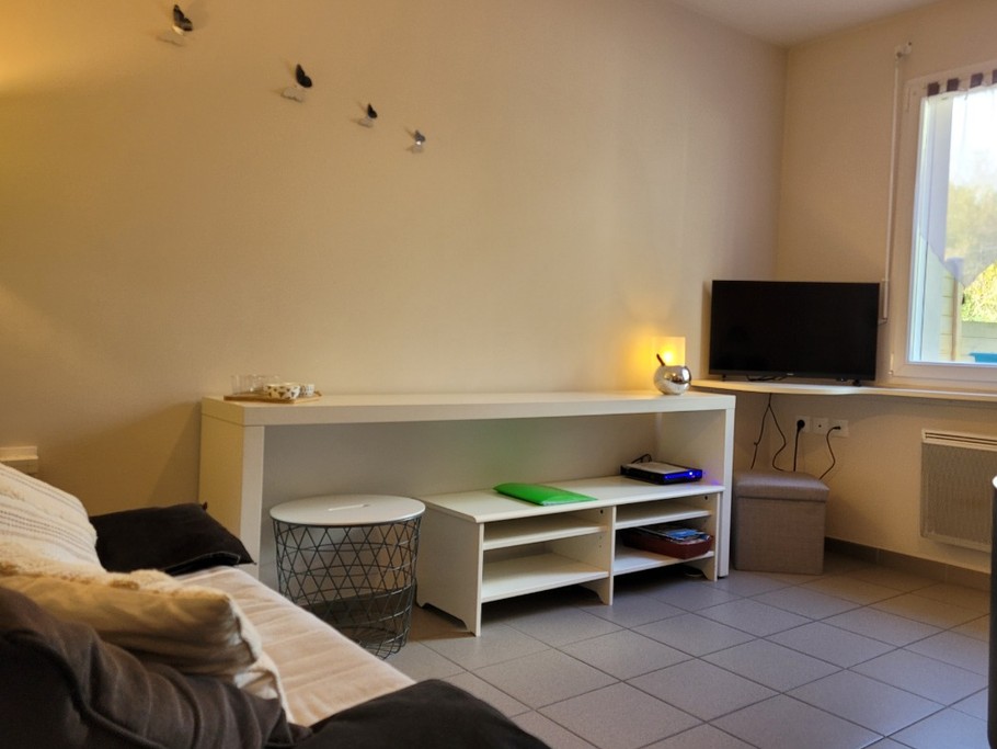 LABARRE, location, Clévacances, Paimpol, la pièce de vie avec espace salon, table à manger, et cuisine aménagée